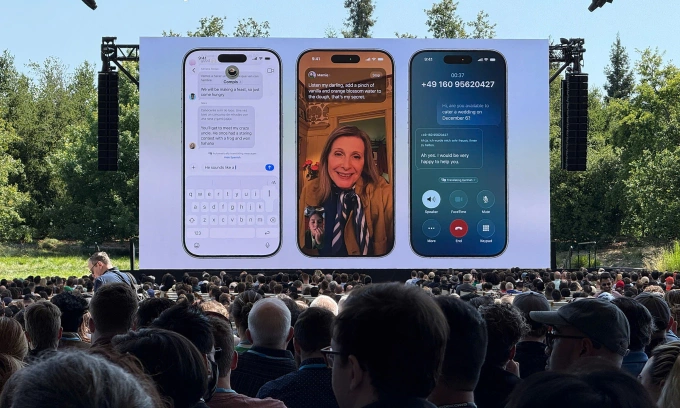 Màn hình Messages với tính năng Live Translation và Tapback.